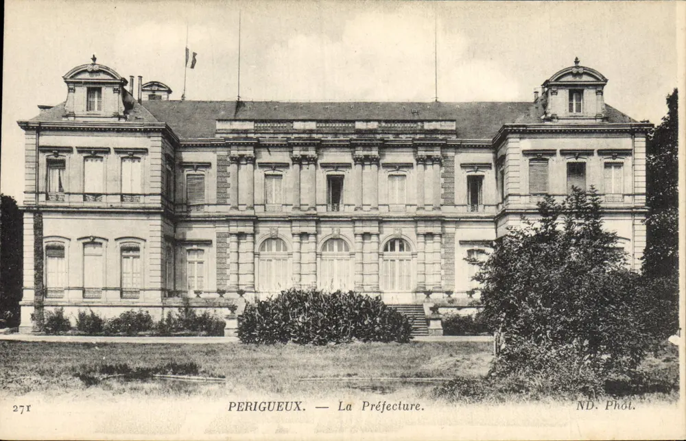Périgueux — A Prefeitura — ND. Phot. - Frente