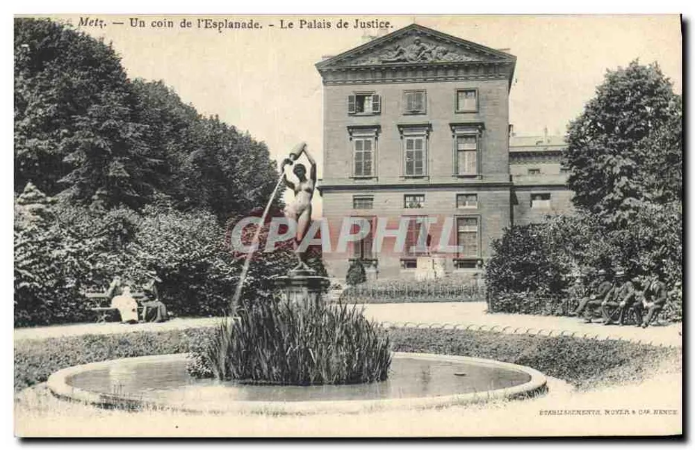 Metz — Ein Eckbereich der Esplanade — Das Justizpalast - Vorderseite