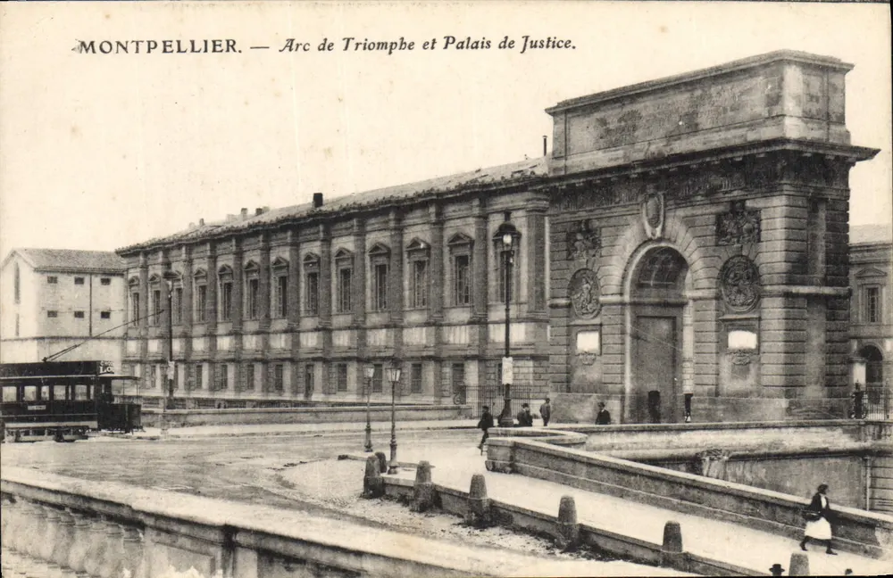 Montpellier — Arco do Triunfo e Palácio de Justiça. - Frente