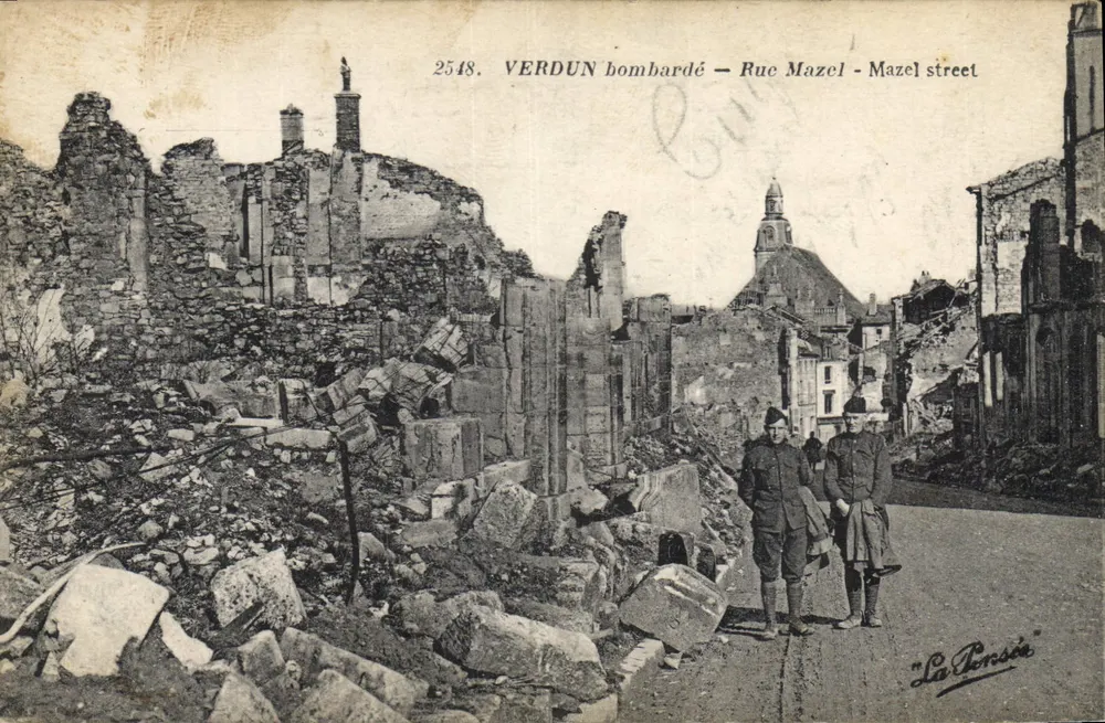 Verdun bombardeado — Rue Mazel — editor La Pensée, n° 2548 - Frente