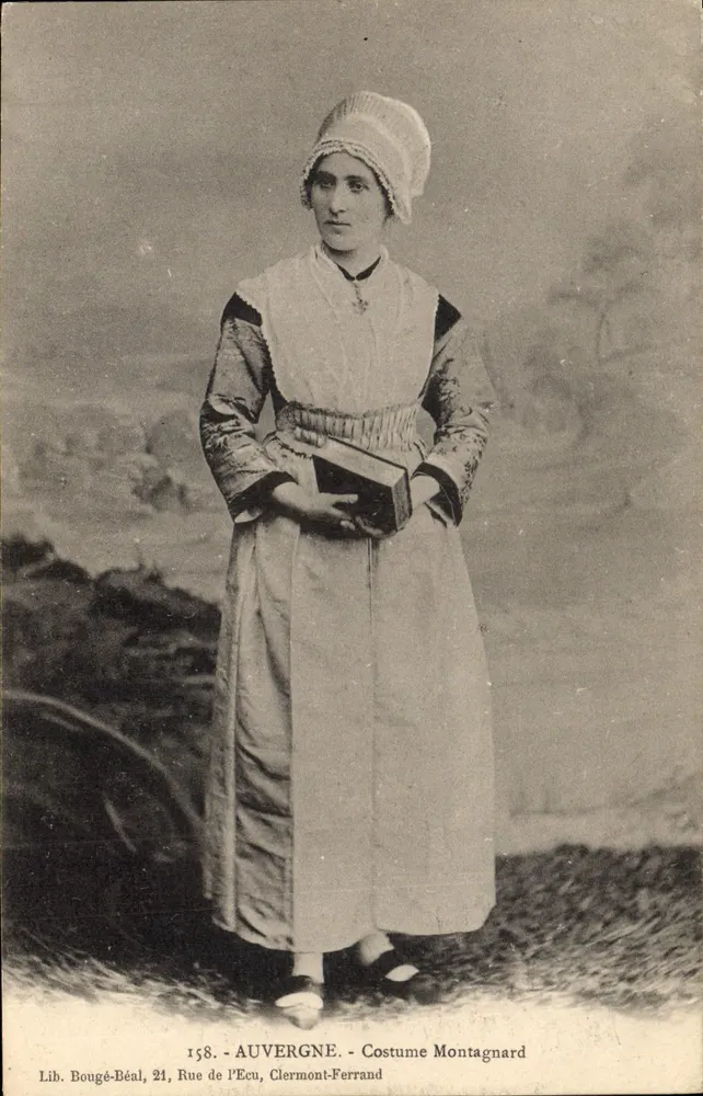 Frau im Bergkostüm — Auvergne — Lib. Bougé-Béal, 21, Rue de l’Écu, Clermont-Ferrand - Vorderseite