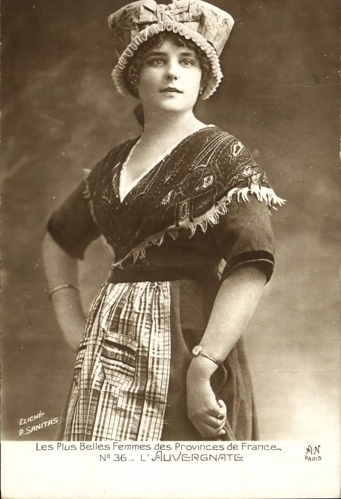 L'Auvergnate — As Mais Belas Mulheres das Províncias da França — Cliché P. Sanitas, N°36 - Frente