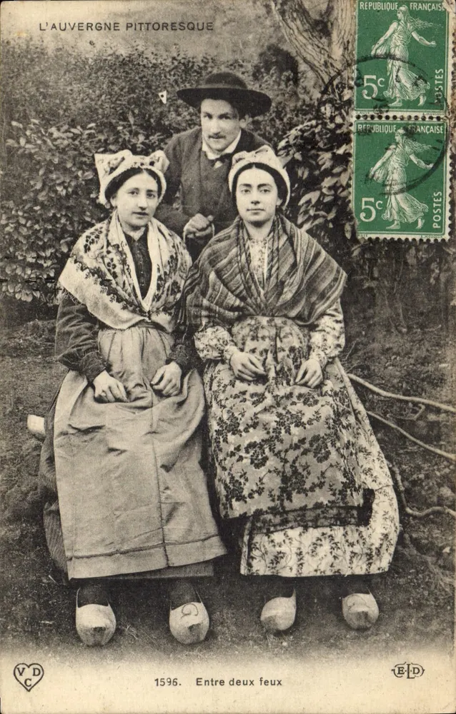 A Auvergne pitoresca — Duas mulheres e um homem — V.D. n°1596, entre dois focos - Frente