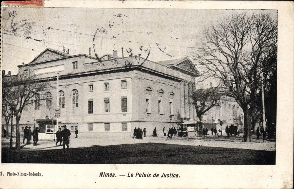 Nîmes — O Palácio de Justiça — Photo-Nîmes-Bédouin - Frente