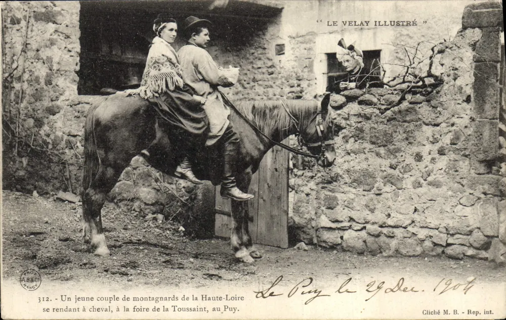 Um jovem casal de montanheiros da Alta Loire indo a cavalo à feira de Todos os Santos, no Puy — "LE VELAY ILLUSTRÉ" n°312, cliché M.B. 1904 - Frente