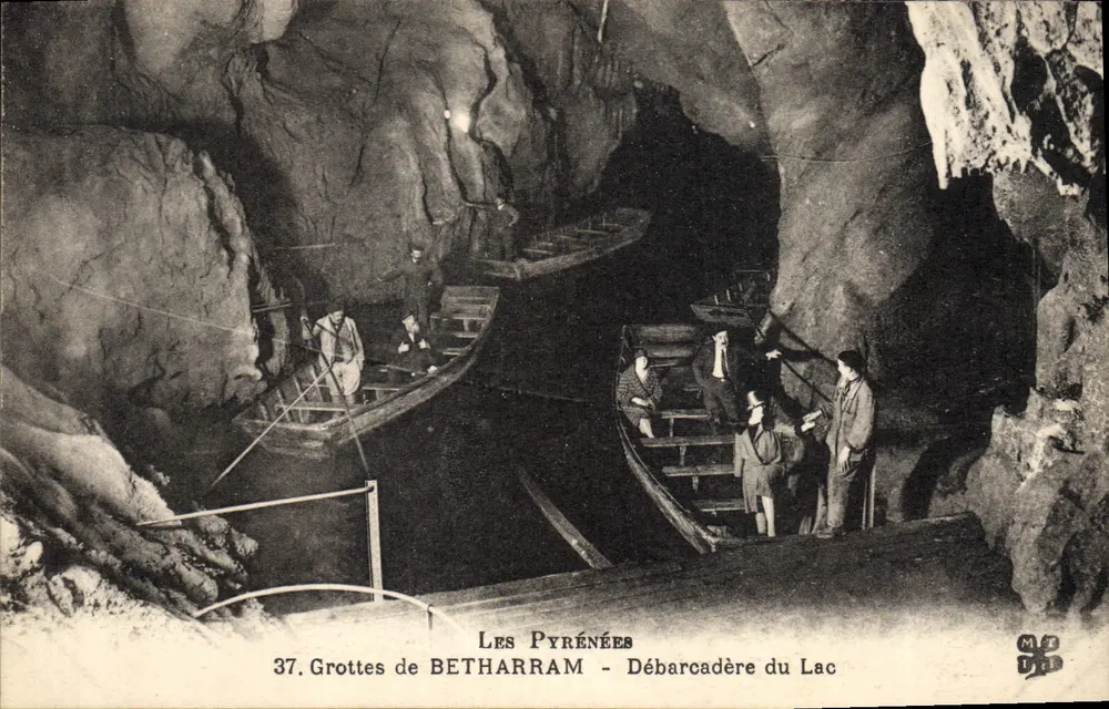 Grutas de BETHARRAM — Embarcadouro do Lago — Os Pirineus - Frente