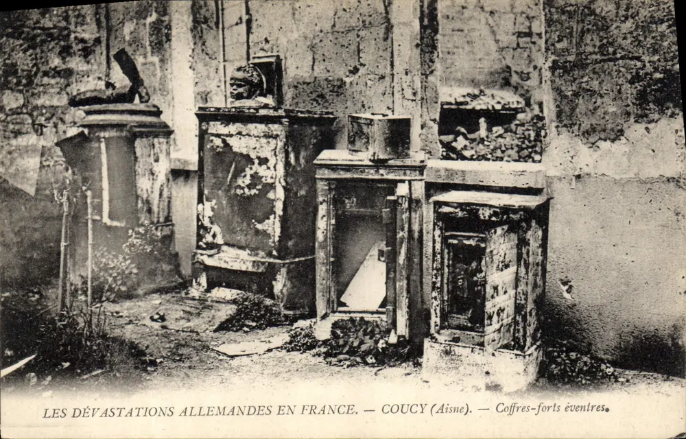 Die DEUTSCHEN VERWÜSTUNGEN IN FRANKREICH. — COUCY (Aisne). — Aufgebrochene Sicherheitsschränke. - Vorderseite