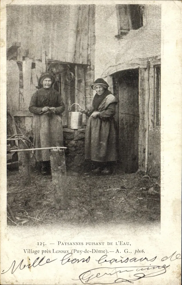 Bäuerinnen, die Wasser holen — Dorf nahe Lezoux (Puy-de-Dôme) — A. G., fot. - Vorderseite