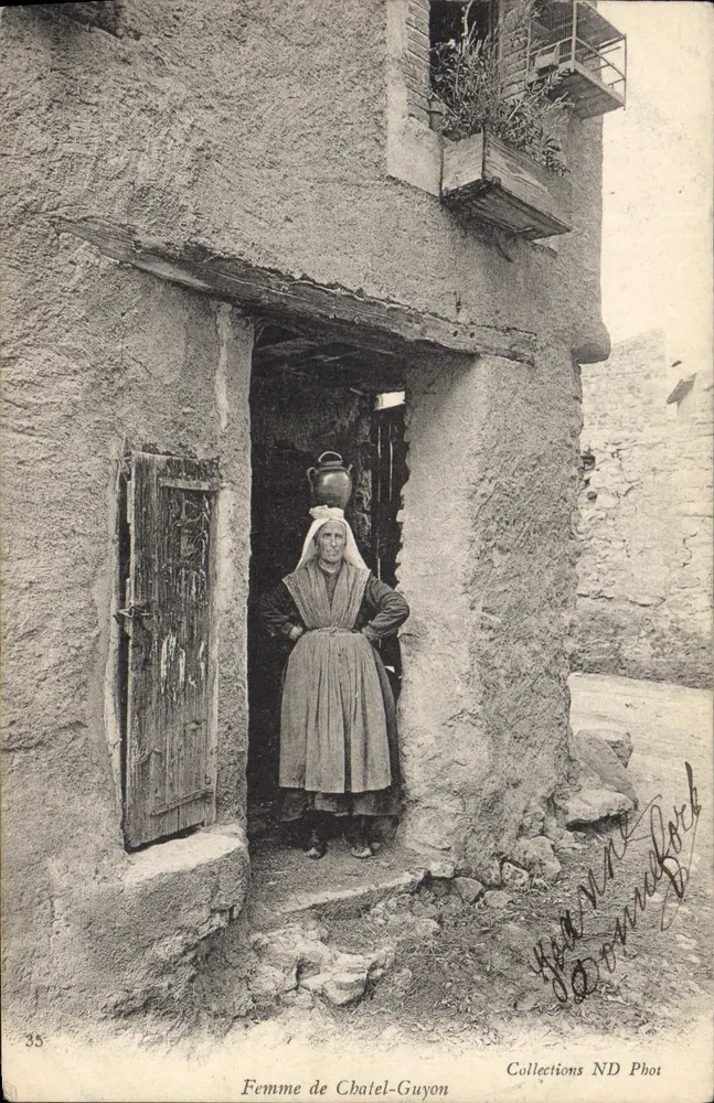 Mulher de Chatel-Guyon — diante de uma casa de pedra — Coleções ND Phot, n°35 - Frente