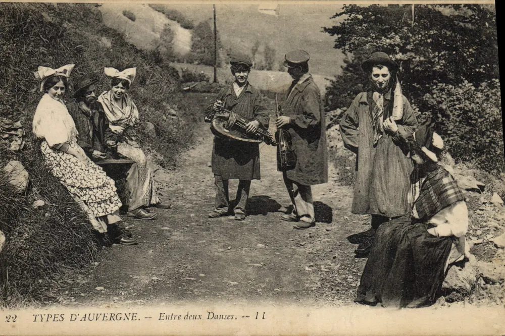 Tipos da Auvergne — Entre duas Danças — Lévy fils & Cie, Paris, n°22 - Frente