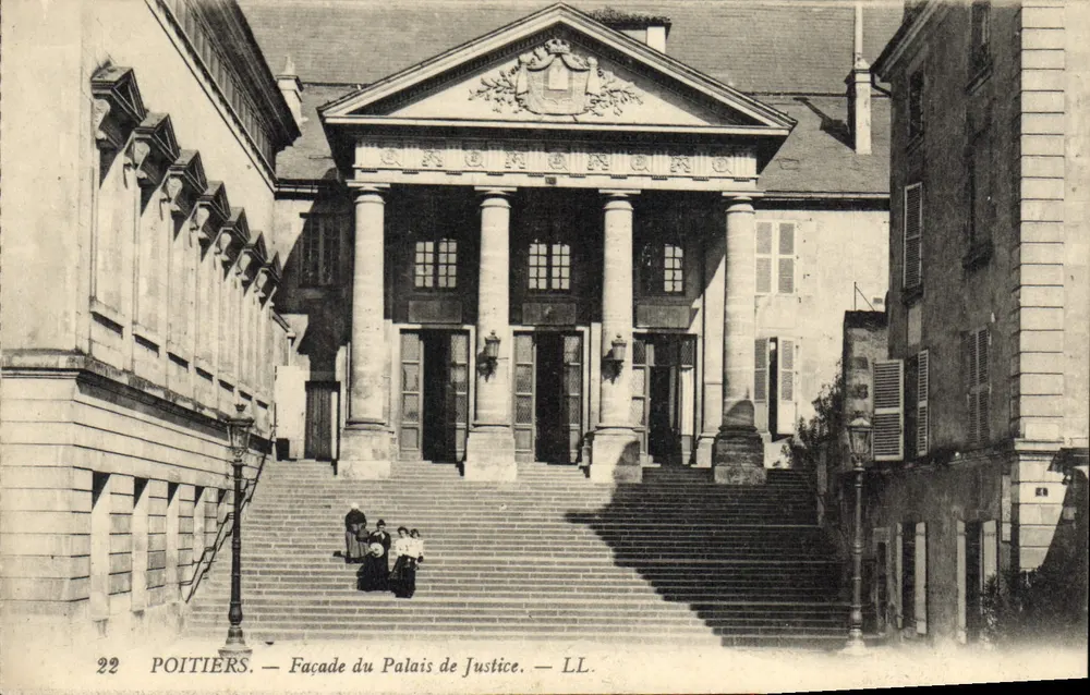 Poitiers — Fachada do Palácio de Justiça — LL. - Frente