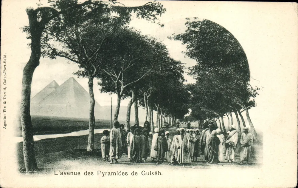 L'avenue des Pyramides de Guiséh — scène avec groupe de personnes — éditeur Fix & David, Cairo-Port-Saïd - Voorkant