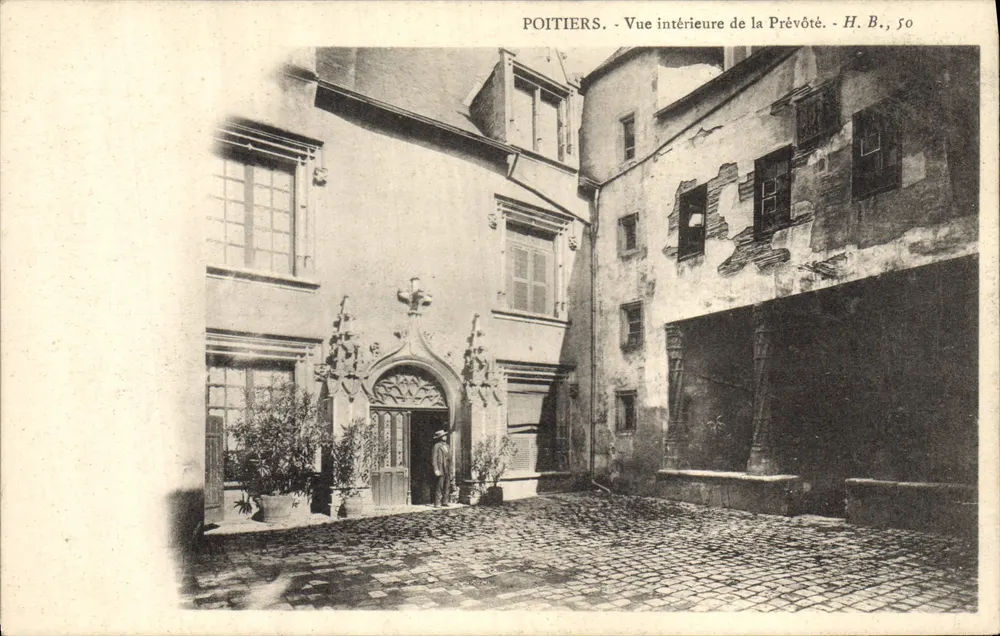 Poitiers — Innenansicht der Prévôté — H. B., 50 - Vorderseite