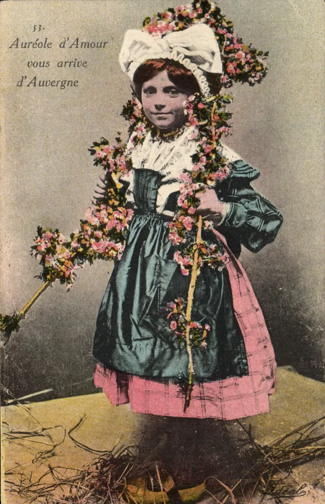 Menina em traje tradicional — Auréole d'Amour vem da Auvergne — editor não identificado, n° 53 - Frente