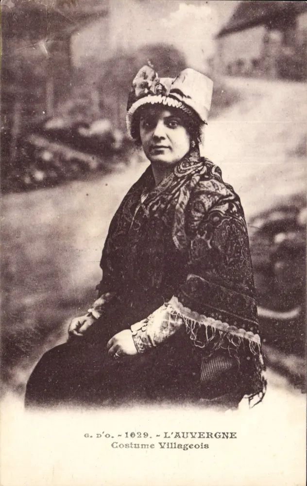 Frau im ländlichen Kleid — Auvergne — G. D'O. - 1029 - Vorderseite