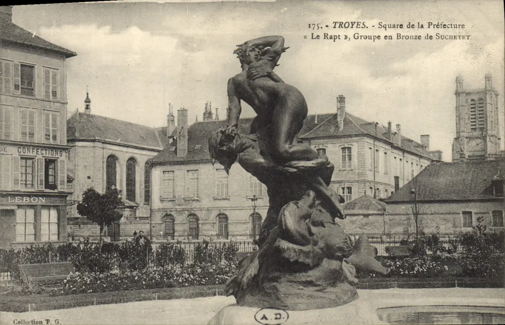 Troyes - Praça da Prefeitura — « O Rapto », grupo em bronze de Suchetet — editor A.D., n° 175 - Frente