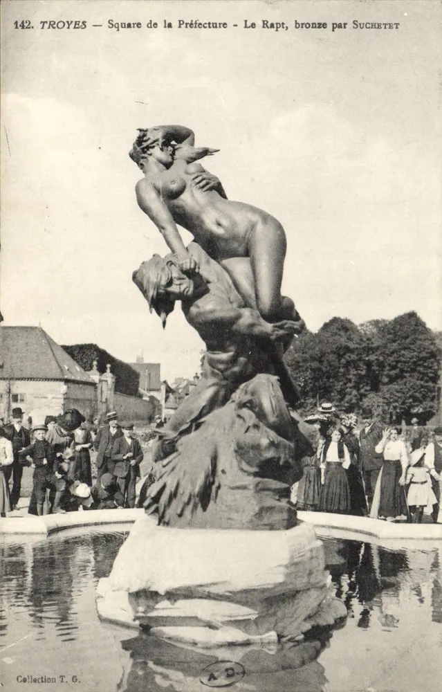 Troyes — Square de la Préfecture — Le Rapt, bronze por Suchetet - Frente