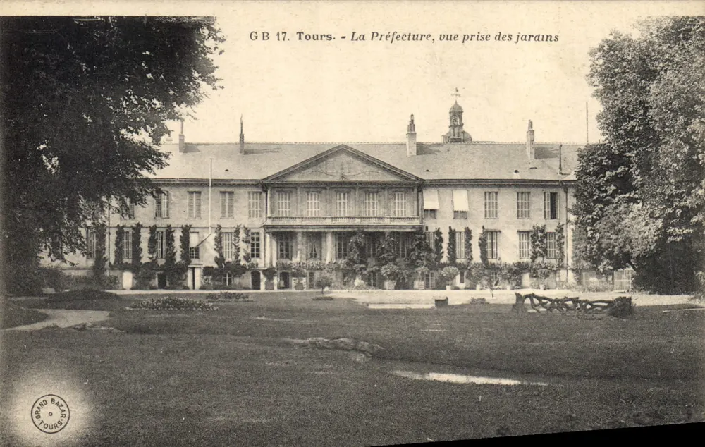 Tours - A Prefeitura, vista tirada dos jardins — Grand Bazar, Tours, n° GB 17 - Frente
