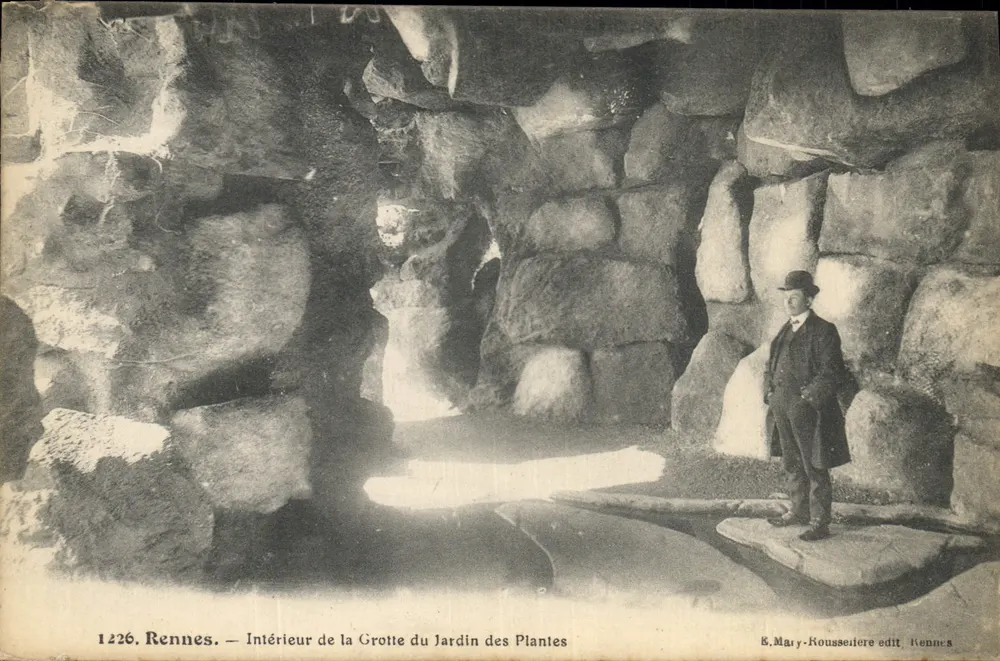 Rennes — Innenansicht der Höhle im Planetengarten — Verlag G. Mary-Rousseière, Rennes - Vorderseite
