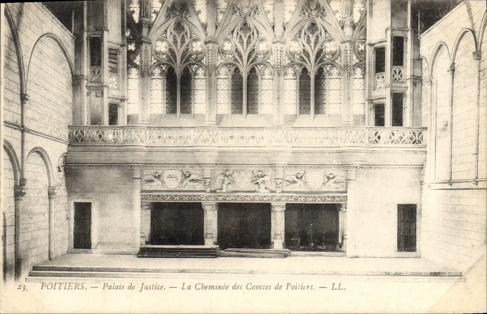 Poitiers — Palast der Gerechtigkeit — Der Kamin der Grafen von Poitiers — LL. - Vorderseite
