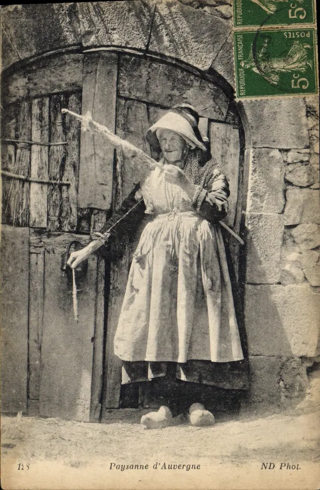 Camponesa da Auvergne — usando traje tradicional diante de uma porta de madeira — ND Phot. - Frente