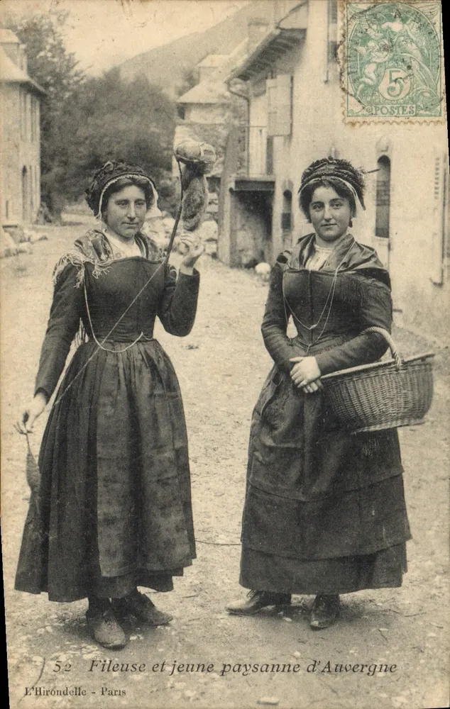 Spinnende Frau und junge Auvergne-Bäuerin — L'Hirondelle - Paris, n°52 - Vorderseite