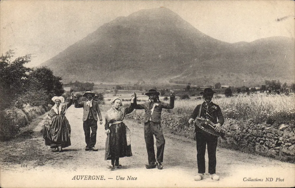 Auvergne — Uma Noce — Collections ND Phot - Frente