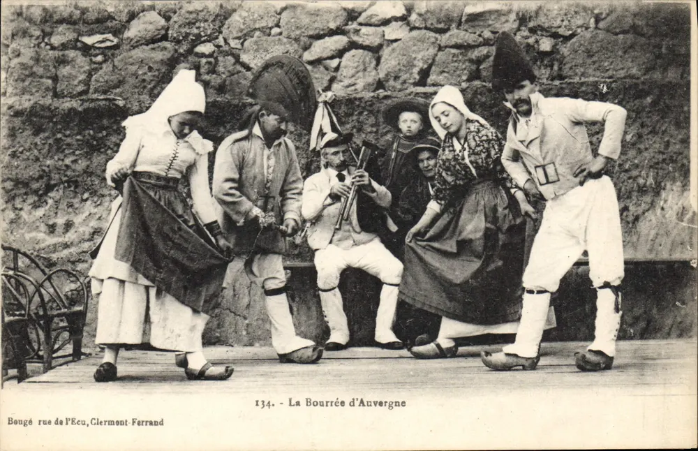 A Dança da Bourrée de Auvergne — Dança Tradicional — Bougé, rua de l'Écu, Clermont-Ferrand, n°134 - Frente