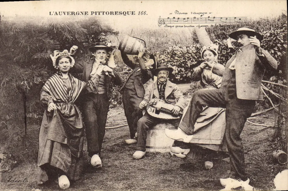 A Auvergne pitoresca 166. — Cena de aldeia com músico e dançarinos — editor Lélick - Frente