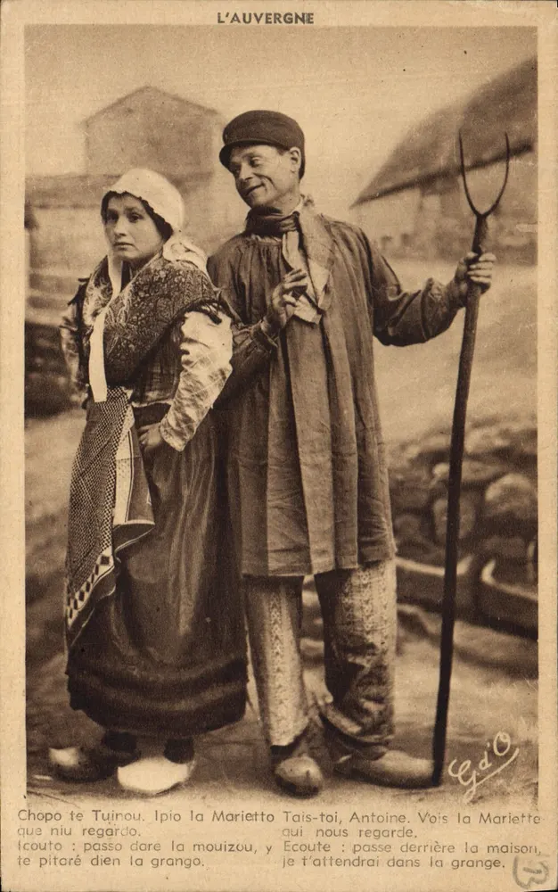 ले ऑवर्न - गांव के दृश्य एक जोड़े के साथ पारंपरिक वस्त्र में - G. d'O. (संख्या 1223) - आगे