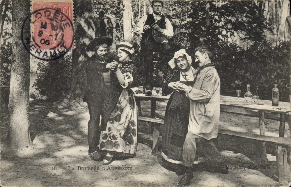 A Dança da Auvergne — cena de aldeia — Moussister fot. Paris - Frente