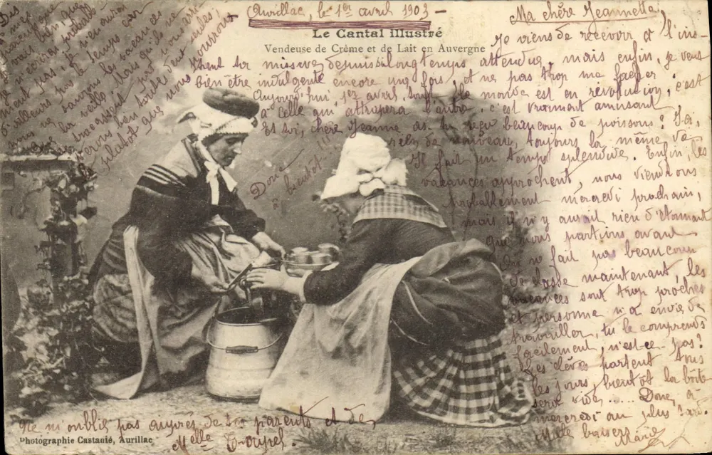 Molkereiverkäuferin in der Auvergne — ländliche Szene — Photographie Castanié, Aurillac - Vorderseite