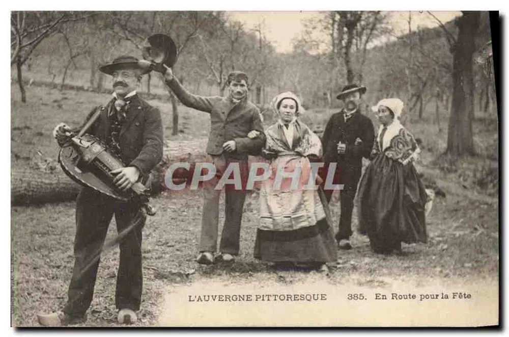 Pittoreske Auvergne — Auf dem Weg zur Feier — Verlag L'Auvergne Pittoresque, Nr. 385 - Vorderseite