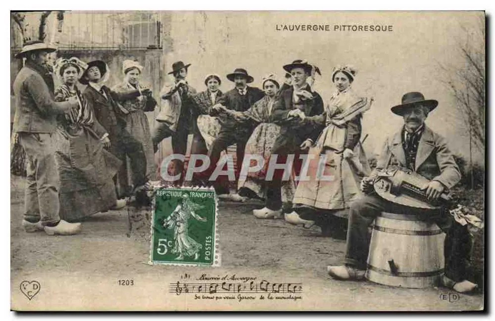 L'Auvergne pittoresque — cena de aldeia com músico — editor: Auvergne, n° 1203 - Frente
