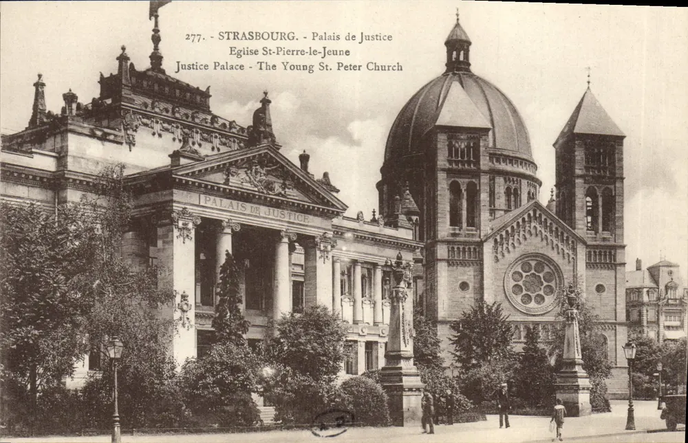Straßburg - Palast der Justiz und Kirche Saint-Pierre-le-Jeune - Vorderseite
