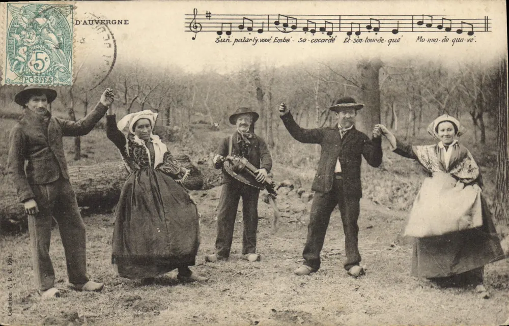 Dançarinos e músico em traje tradicional — D'Auvergne — Coleção V. C. 1911 - Frente