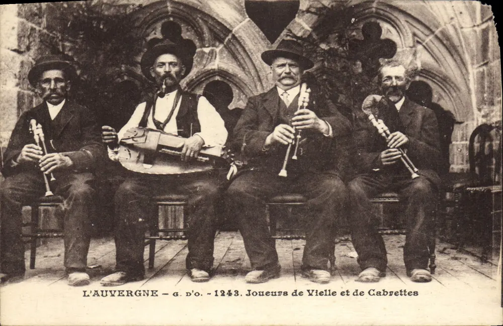 L'Auvergne — Joueurs de Vielle et de Cabrettes — éditeur D'O. n° 1243 - Vorderseite