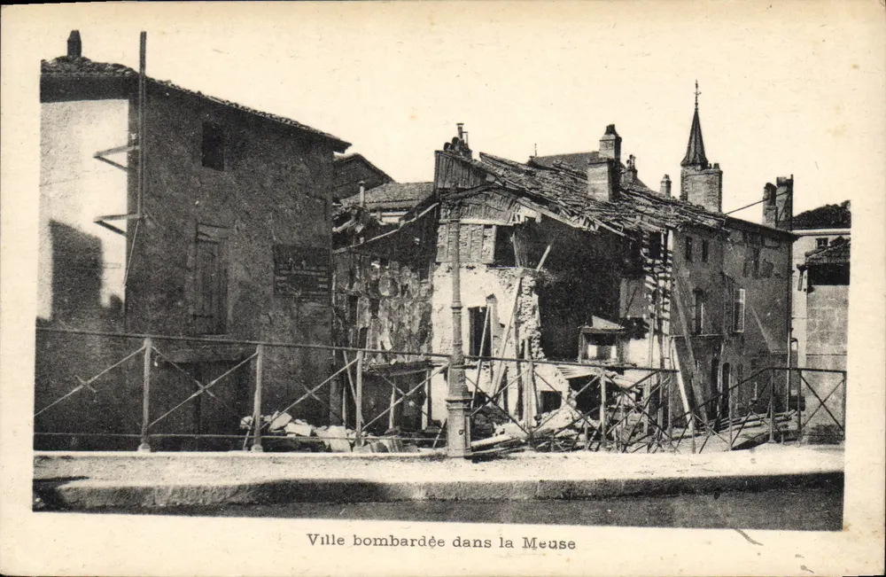 Zerstörte Stadt in der Meuse — Zerstörung von Gebäuden und Kirche — Verlag und Nummer nicht sichtbar - Vorderseite