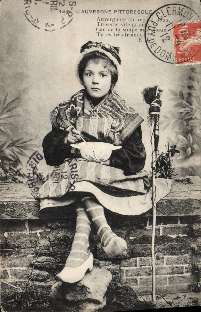 Mulher auvergnate — A Auvergne pitoresca — editor Paris, n° 4608 - Frente