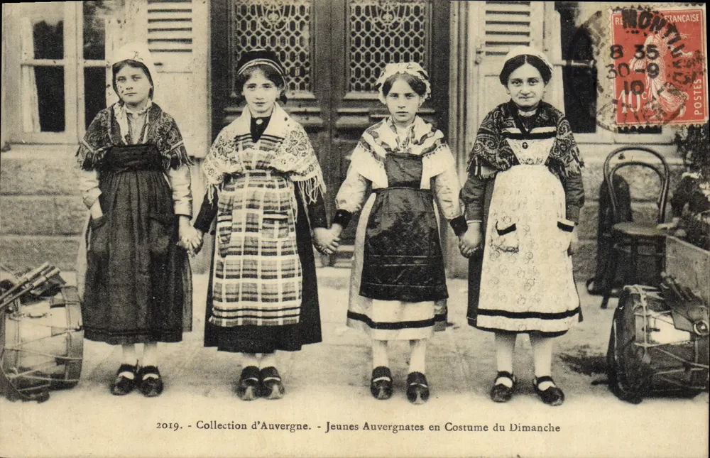 Junge Auvergnaten im Sonntagsgewand — Sammlung Auvergne — A. Miret, Fotoverleger, St-Germain-d'Auvergne (P.-dr-D.) - Vorderseite