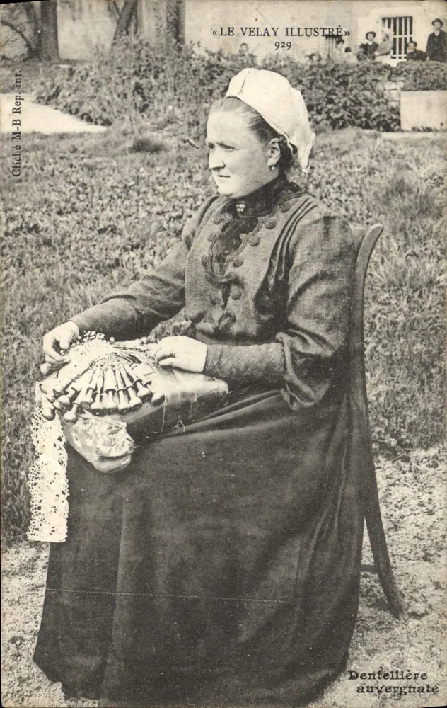 Dentellière auvergnate — femme en tenue traditionnelle travaillant la dentelle — éditeur « LE VELAY ILLUSTRÉ » n° 929 - Vorderseite
