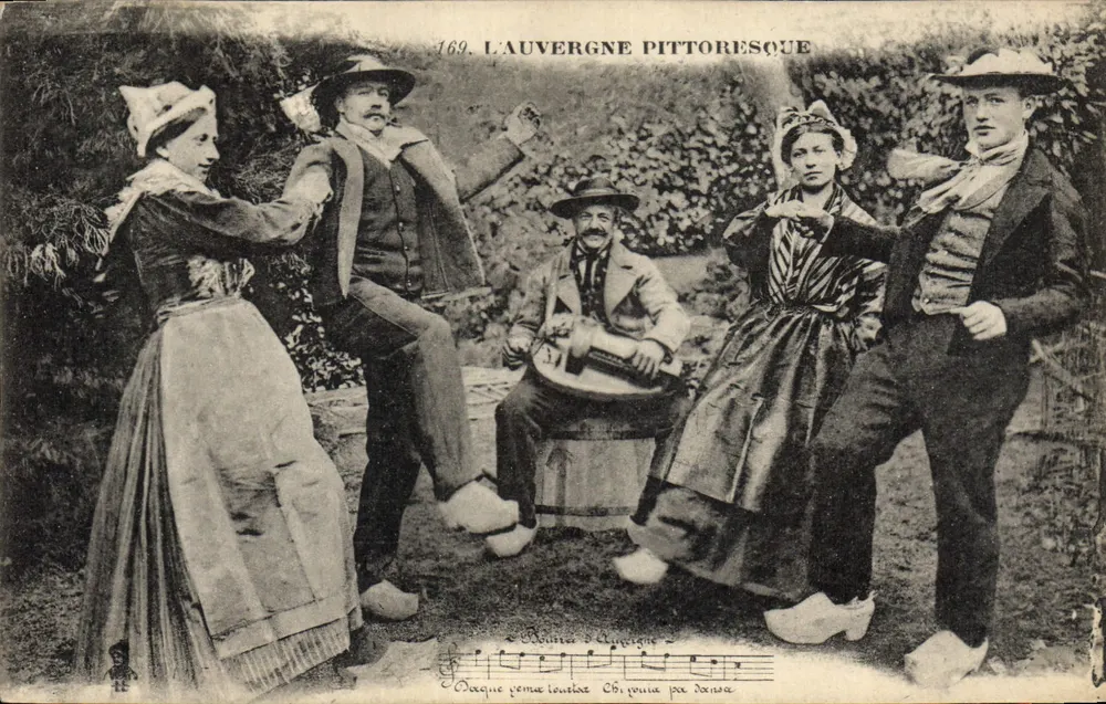 A Auvergne pitoresca — cena de dança tradicional — Béguin, St-Germain (Allier) - Frente