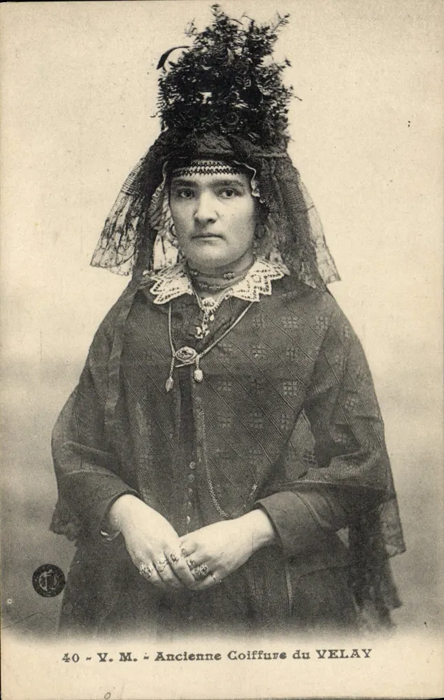 Mulher usando uma antiga touca do Velay — Y. M. — n°40 - Frente