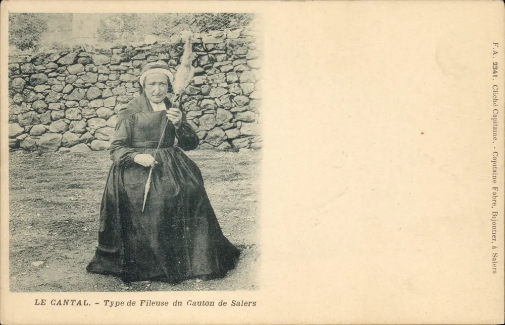 O Cantal - Tipo de Fileuse do Canton de Salers — Cliché Capitaine Fabre, Bijouner à Salers, n° F.A. 2341 - Frente