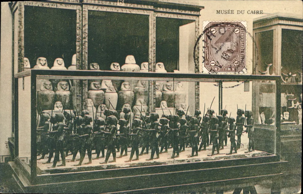 Museu do Cairo — Sala dos sarcófagos e estátuas egípcias — Editor: The Cairo Postcard Trust, série 3 - Frente