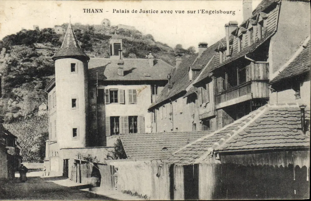 Thann — Palast der Justiz mit Blick auf Schloss Engelsbourg - Vorderseite