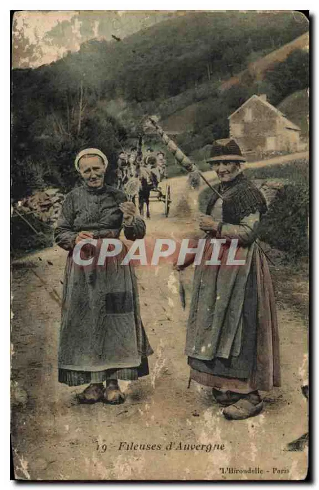 Fileuses d'Auvergne — deux femmes en tenue traditionnelle sur un chemin rural — L'Hirondelle - Paris - Frente