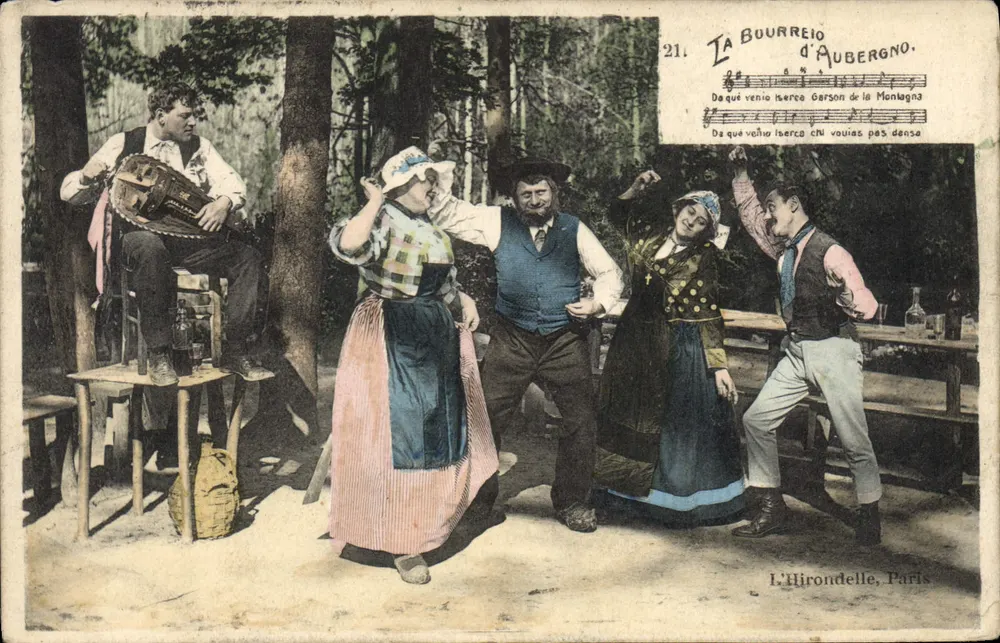 Dança folclórica na floresta — La Bouurreio d'Aubergno — L'Hirondelle, Paris - Frente