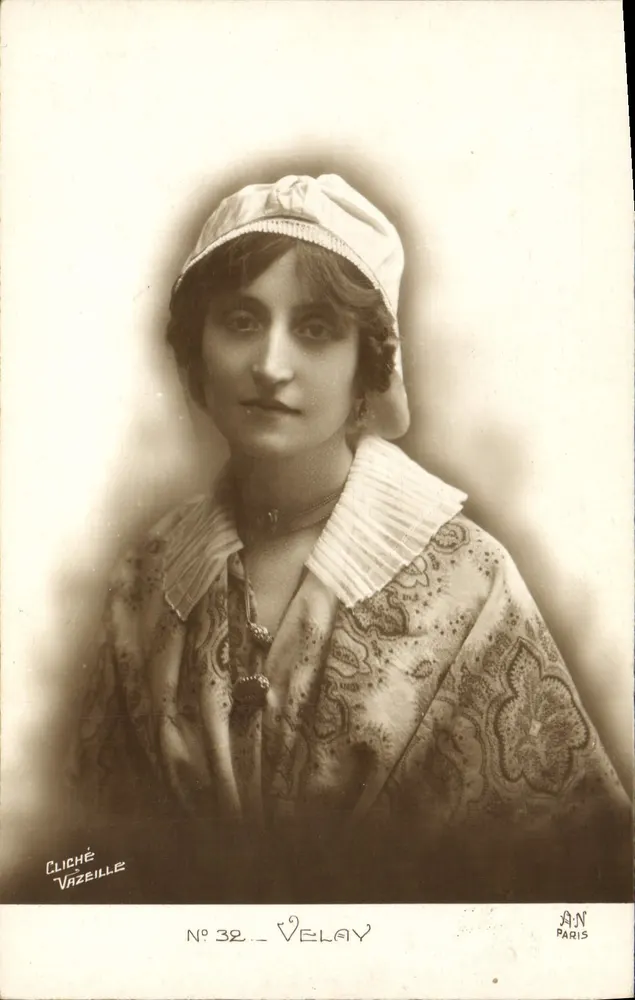 Jovem mulher com chapéu — retrato — Cliché Vazeille, N° 32, Velay - Frente