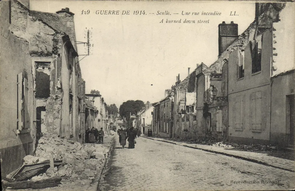 Senlis — Eine verbrannte Straße — LL. Reproduktion verboten - Vorderseite